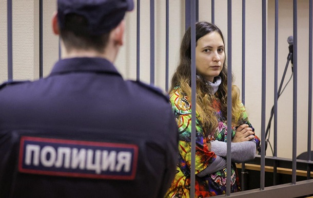 В Росії суд виніс вирок художниці за антивоєнні стікери