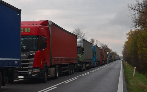 На кордоні зросли черги вантажівок на словацькому напрямку