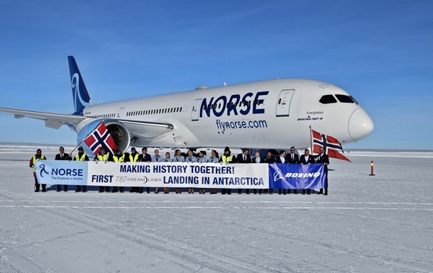 Passenger plane lands in Antarctica for the first time