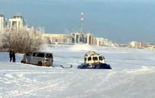 В РФ кілька авто затонули під час переправи річкою
