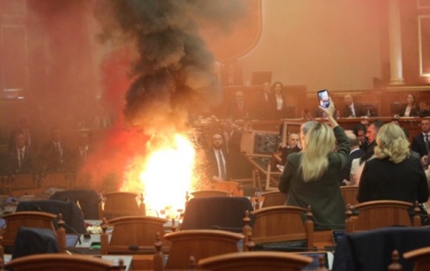 В парламенті Албанії опозиція під час протесту спричинила пожежу
