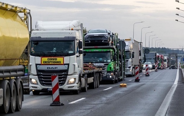 Словацькі перевізники заблокували рух вантажівок у напрямку України