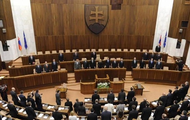 Парламент Словакии поддержал остановку военной помощи Украине