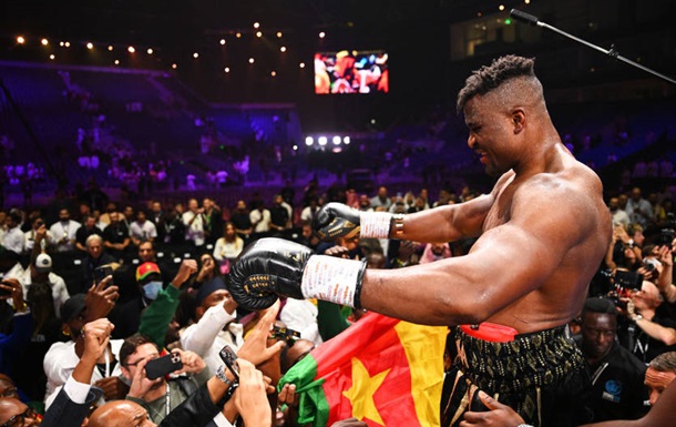В WBC объяснили включение Нганну в топ-10 рейтинга после проигранного боя