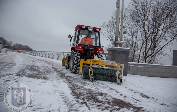 Комунальники розчищають вулиці Києва від першого снігу