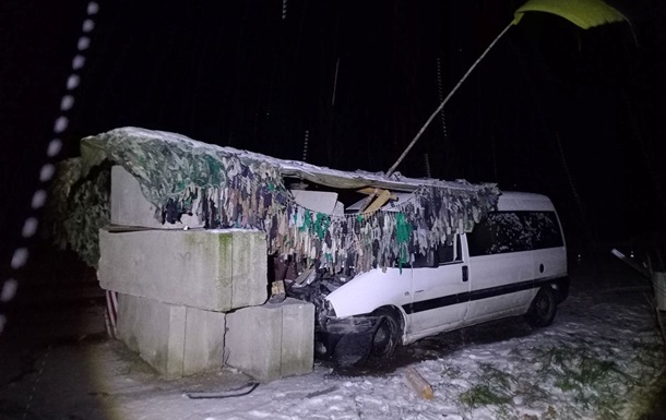 На Рівненщині автомобіль врізався у блокпост: четверо постраждалих