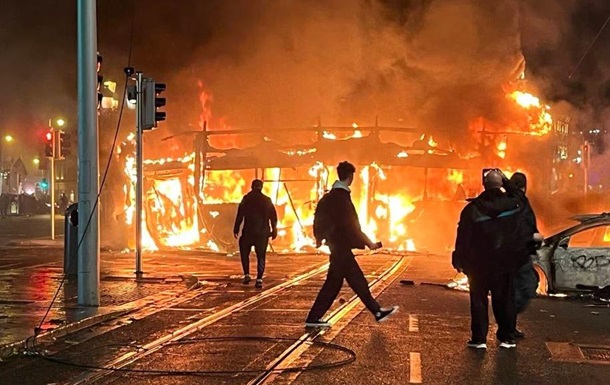 У Дубліні сталися масові заворушення і підпали 