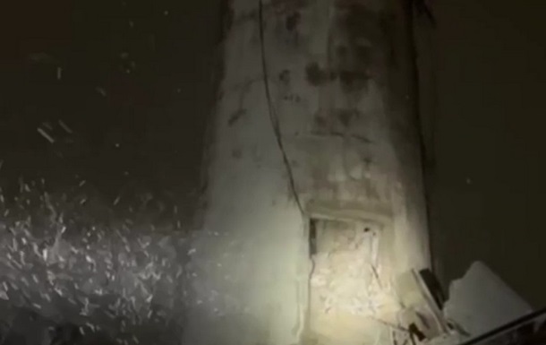 В Одесі через буревій впала 100-метрова труба котельні
