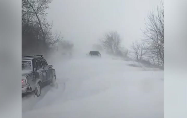 Трасса Одесса-Киев заметена, авто в снеговой ловушке