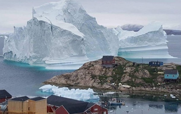 В Гренландии поселку грозит гигантский айсберг