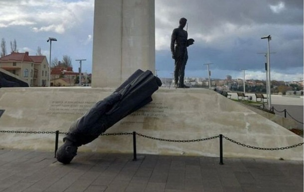 У Севастополі впав відкритий Путіним пам ятник
