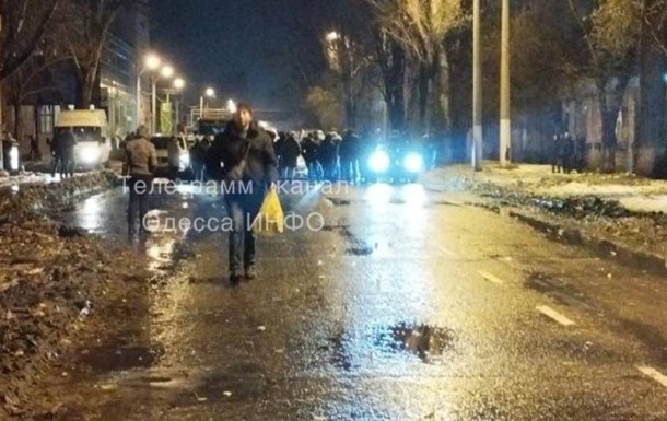 Нет света и отопления : в Одессе горожане перекрыли улицу
