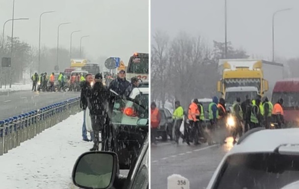 Українські водії заблокували дорогу у Польщі