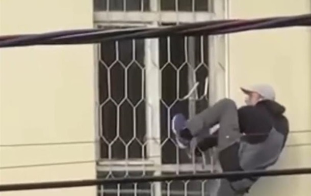 В Мукачево мужчина сбежал из ТЦК через окно
