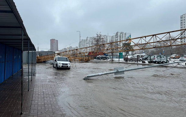 В Киеве строительный кран вызвал потоп