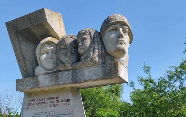 Жителі двох сіл на Прикарпатті відмовилися демонтувати радянські пам’ятники