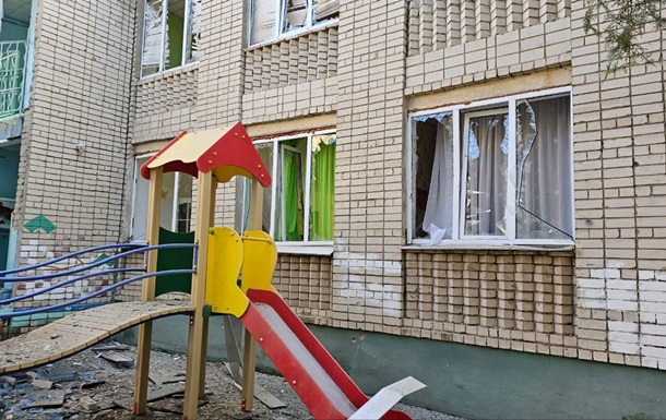 Росіяни обстріляли дитсадок у Херсоні, постраждала людина