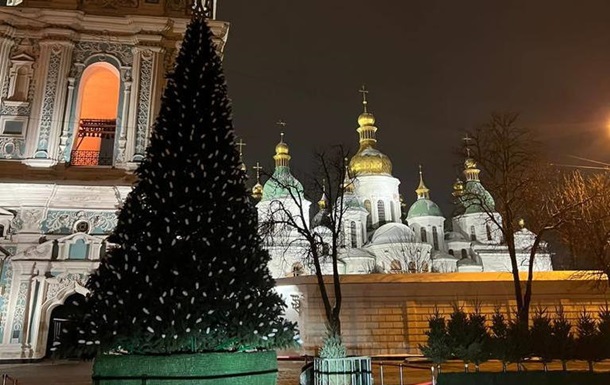  Жизнеутверждающая, как никогда : в Киеве установили новогоднюю елку