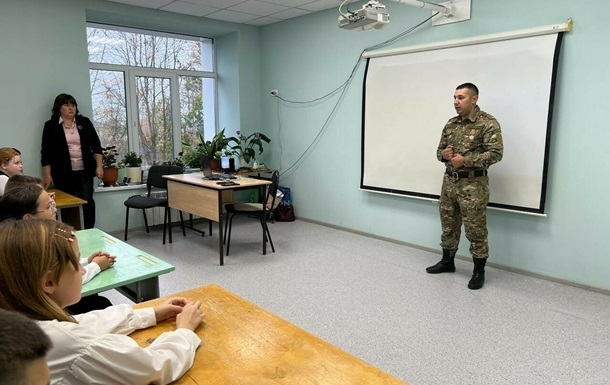 У Зеленського заявили, що окупанти в Криму мілітаризують дітей