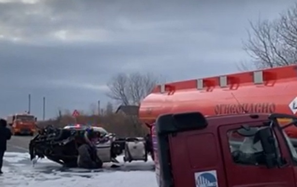 У Росії маршрутний автобус зіткнувся з бензовозом, є загиблі й травмовані