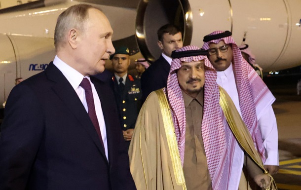 Путин начал визит в Саудовскую Аравию
