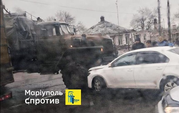 У Маріуполі російська вантажівка з боєкомплектом протаранила авто
