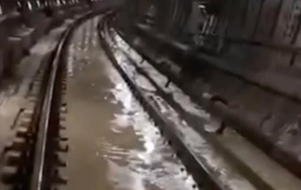 Аварія в метро Києва: колії заливає водою