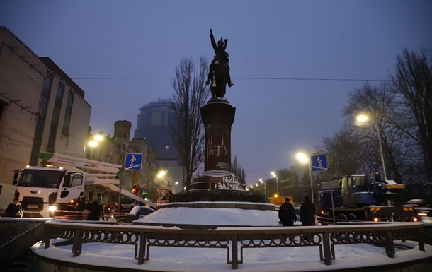 У Києві розпочали демонтаж пам ятника Щорсу