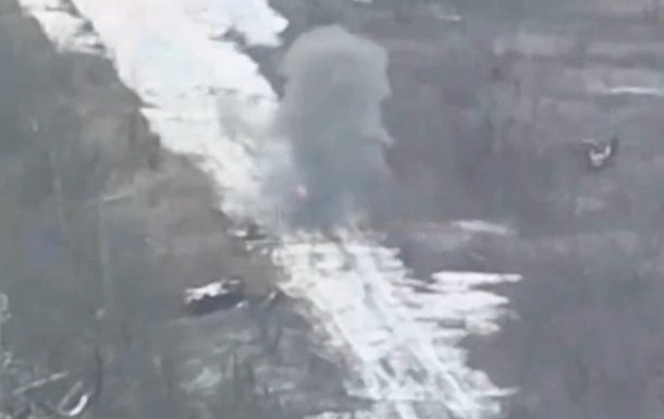 Український FPV знищив колісний дрон ворога - ЗСУ