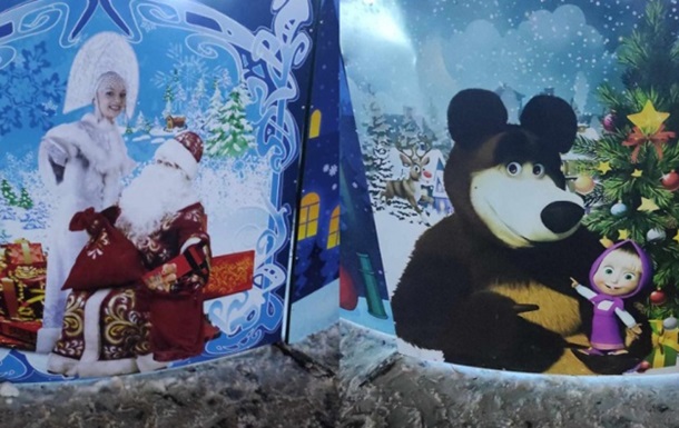 В поселке под Киевом елку украсили рисунками из русского мультфильма
