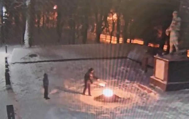 З Росії видворяють сім ї підлітків, які загасили Вічний вогонь