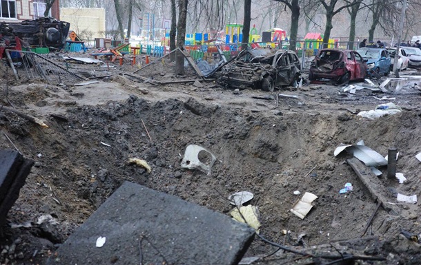 Опубліковано фото з місця падіння уламків ракети РФ у Києві