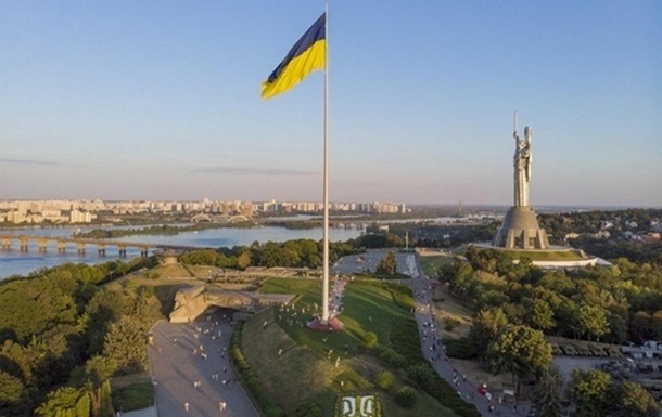 Стало відомо, скільки разів змінювали полотнище найбільшого прапора України