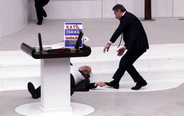 У парламенті Туреччини в депутата стався серцевий напад: парламентар помер