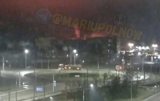 В окупованому Маріуполі пролунали вибухи і розгорілася пожежа - соцмережі