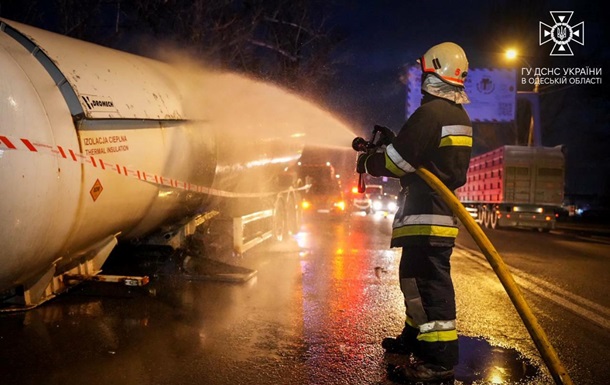 В Одесі загасили пожежу на газовозі