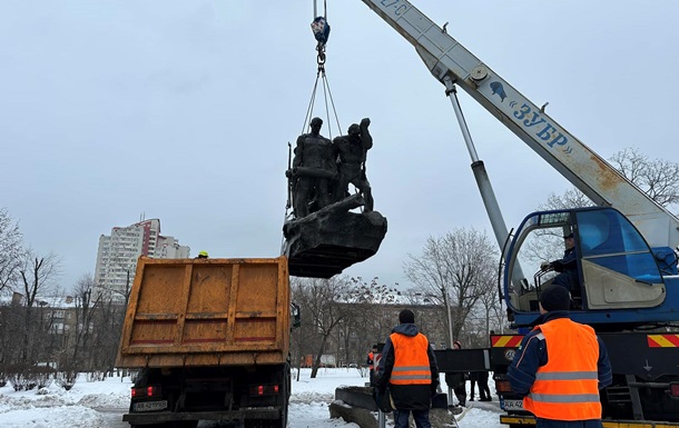 У Києві демонтували радянський пам ятник Таращанець