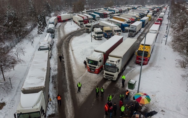 Еще один украинский водитель скончался на границе с Польшей