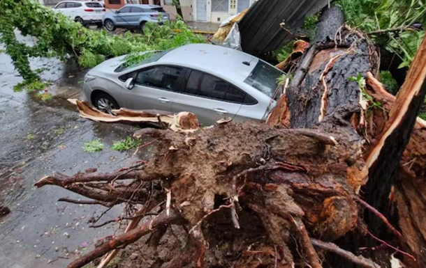 У Буенос-Айресі ураган зламав символ міста - ЗМІ