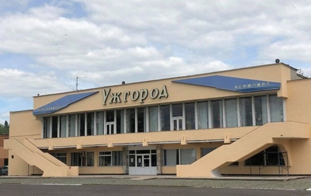 Роздала земельні ділянки аеропорту Ужгород: ексчиновниці оголошено підозру