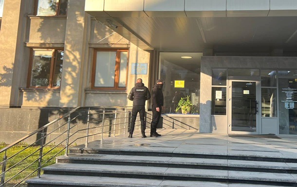 Поліція назвала причину обшуків у мерії Ужгорода