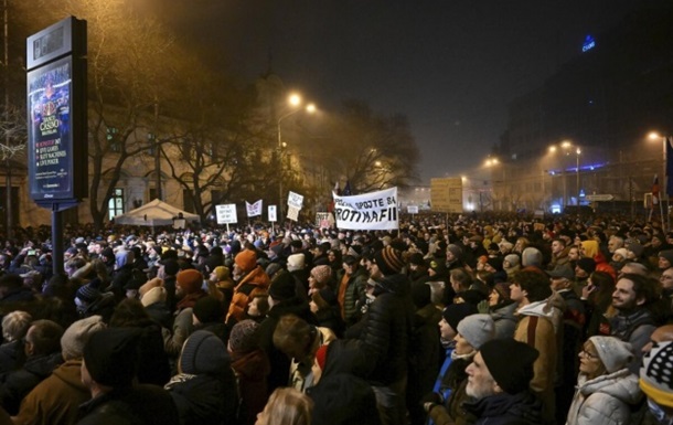 У Словаччині тисячі вийшли на мітинги проти уряду Фіцо