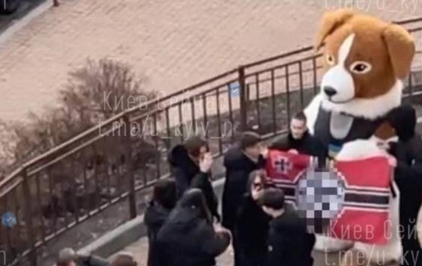 В Киеве подростки снимались на фоне  пса Патрона  с флагом со свастикой
