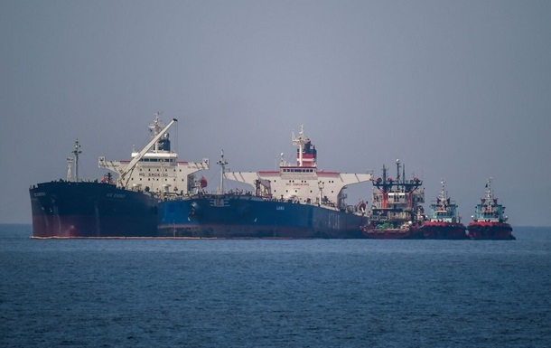 Пять танкеров с российской нефтью застряли по дороге в Индию