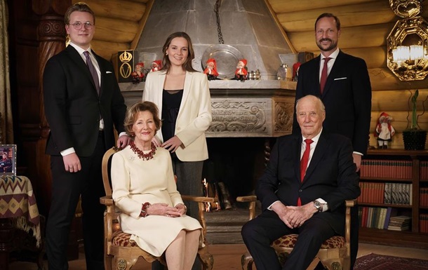 Королевская семья Норвегии представила рождественскую открытку