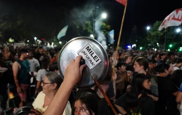 В Аргентині проти указу президента мітингували з каструлями й сковорідками