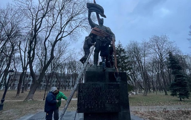 В Киеве демонтировали памятник участникам  январского восстания 1918 года 