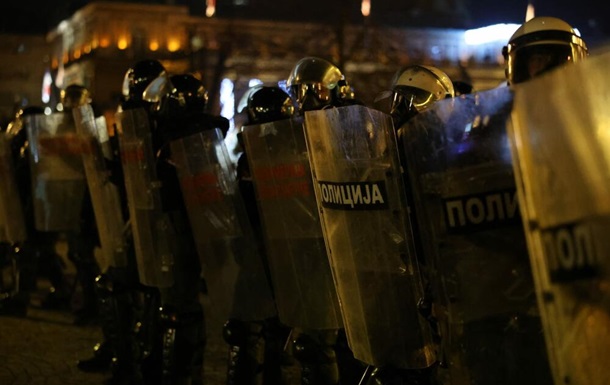 Полиция Белграда применила против протестующих слезоточивый газ