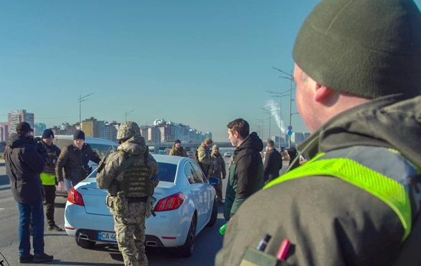 У Києві на дорогах з явилися блокпости