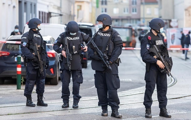 В Австрии полицейский был вынужден объяснить букву Z на шлеме